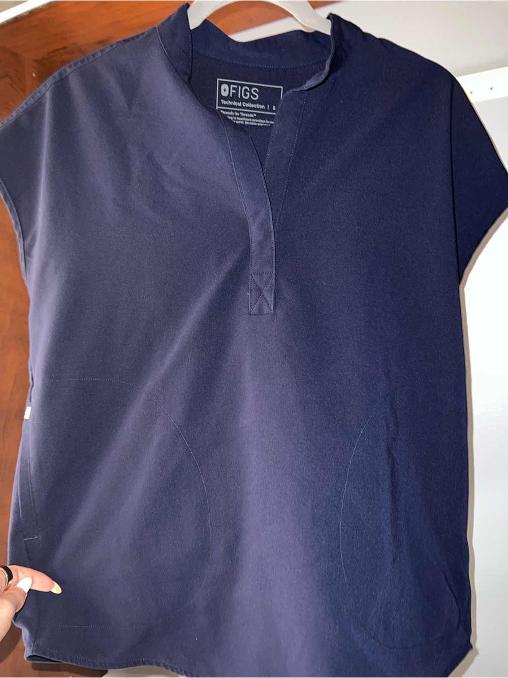 FIGS women’s navy Rafaela scrub set